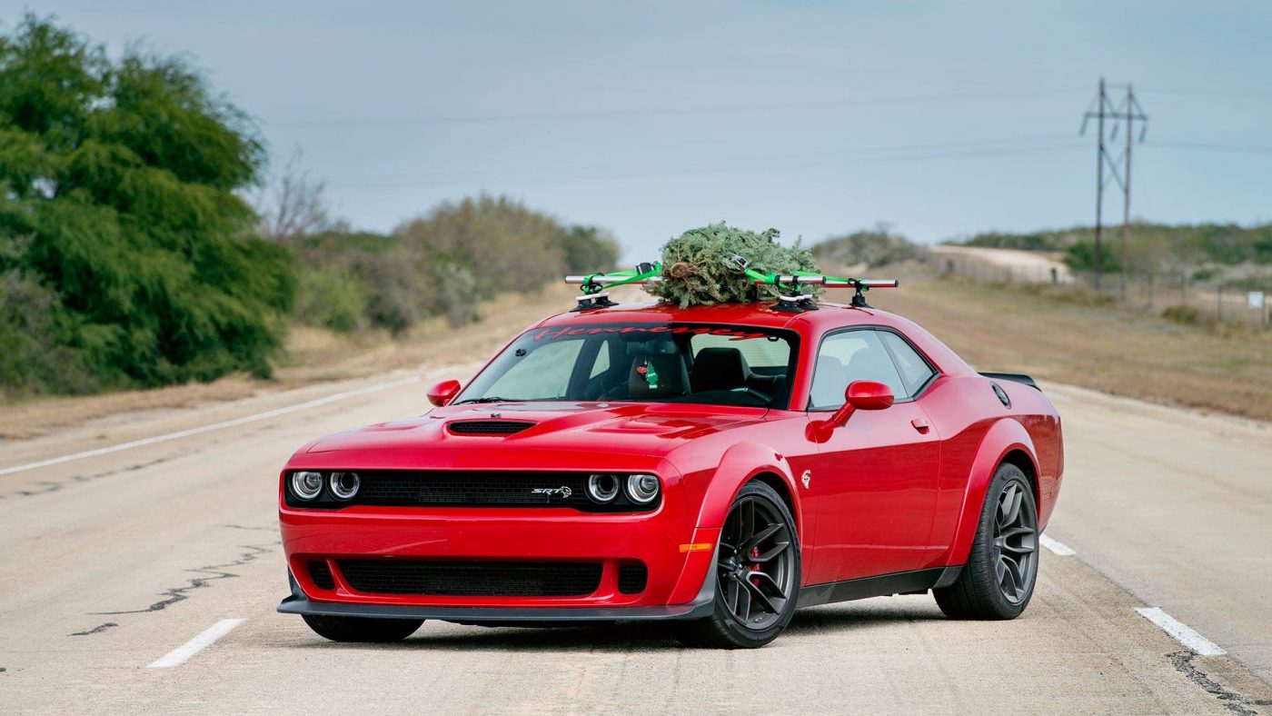 Dodge Challenger Hellcat com árvore de Natal mais rápida do planeta